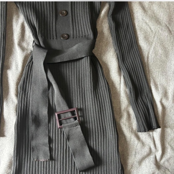 DRESSES - Picture 4 of 4